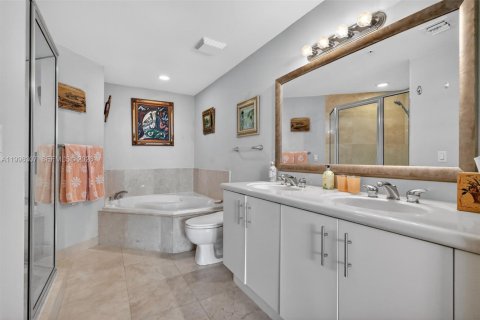 Condo in North Bay Village, Florida, 2 bedrooms № 2181453 - photo 26