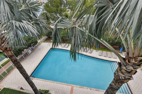 Condo in North Bay Village, Florida, 2 bedrooms № 2181453 - photo 25