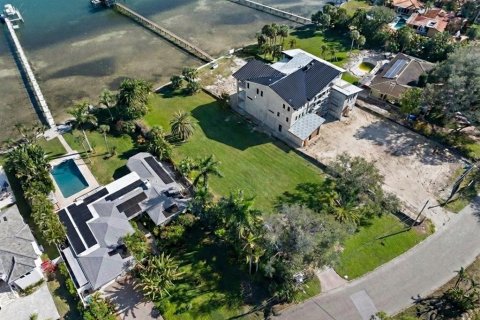 House in Saint Petersburg, Florida 4 bedrooms, 406.54 sq.m. № 2344803 - photo 24