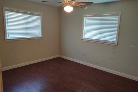 House in New Port Richey, Florida 2 bedrooms, 150.69 sq.m. № 1850270 - photo 9