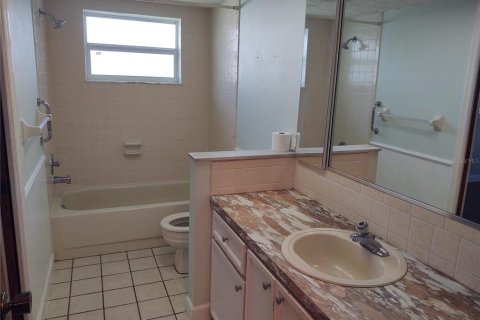 House in New Port Richey, Florida 2 bedrooms, 150.69 sq.m. № 1850270 - photo 11
