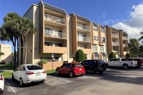 Condominio en alquiler en Miami, Florida, 1 dormitorio, 66.43 m2 № 1953714 - foto 2