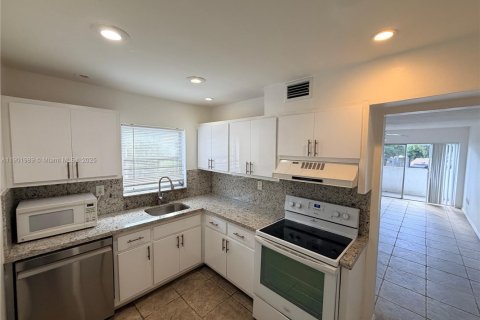 Condominio en alquiler en Miami, Florida, 1 dormitorio, 66.43 m2 № 1953714 - foto 1