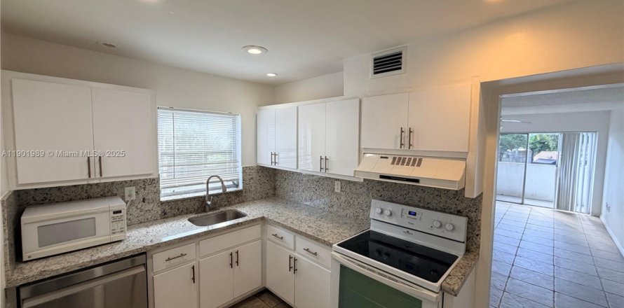 Condominio en Miami, Florida, 1 dormitorio  № 1953714