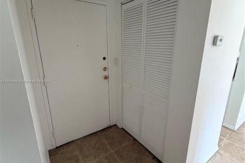 Condominio en alquiler en Miami, Florida, 1 dormitorio, 66.43 m2 № 1953714 - foto 5