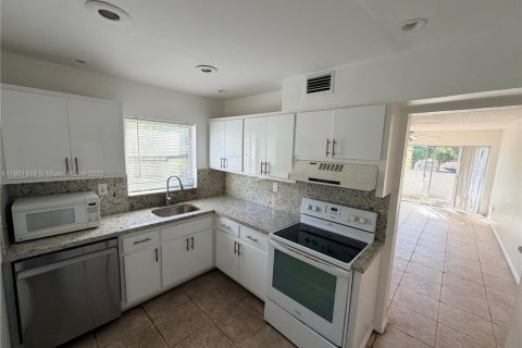 Condominio en alquiler en Miami, Florida, 1 dormitorio, 66.43 m2 № 1953714 - foto 13