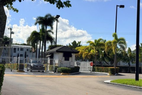 Condominio en alquiler en Miami, Florida, 1 dormitorio, 66.43 m2 № 1953714 - foto 17