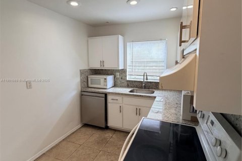 Condominio en alquiler en Miami, Florida, 1 dormitorio, 66.43 m2 № 1953714 - foto 11