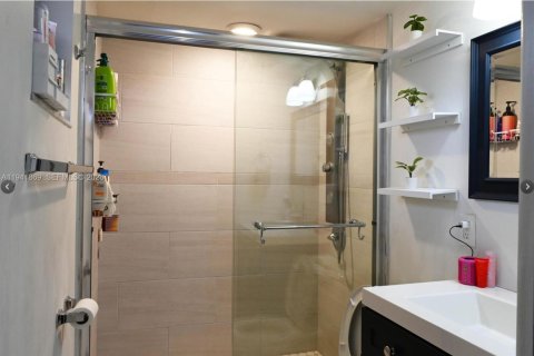 Condo in Miami, Florida, 3 bedrooms  № 1999056 - photo 11