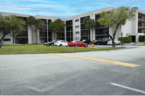 Condo in Miami, Florida, 3 bedrooms  № 1999056 - photo 2