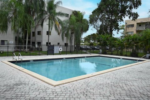 Condo in Miami, Florida, 3 bedrooms  № 1999056 - photo 1