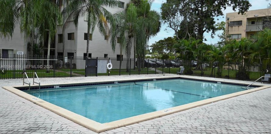 Condo in Miami, Florida, 3 bedrooms  № 1999056