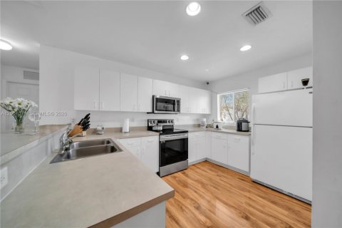 Casa en venta en Cape Coral, Florida, 3 dormitorios, 144.56 m2 № 2170210 - foto 11