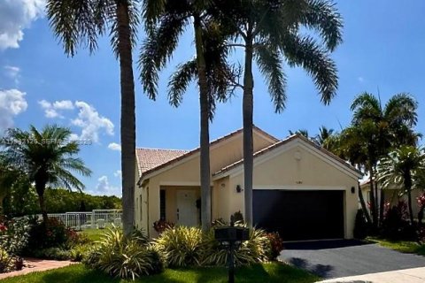 House in Weston, Florida 3 bedrooms, 143.26 sq.m. № 2003575