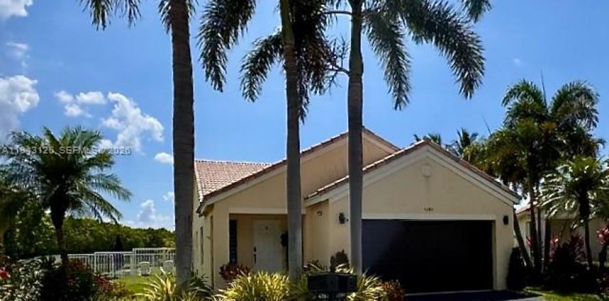 House in Weston, Florida 3 bedrooms, 143.26 sq.m. № 2003575