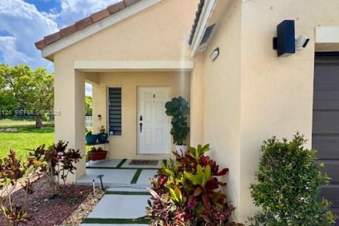 House in Weston, Florida 3 bedrooms, 143.26 sq.m. № 2003575 - photo 2