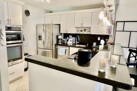 Снять в аренду кондоминиум в Халландейл-Бич, Флорида 1 спальня, 83.24м2, № 1950392 - фото 8