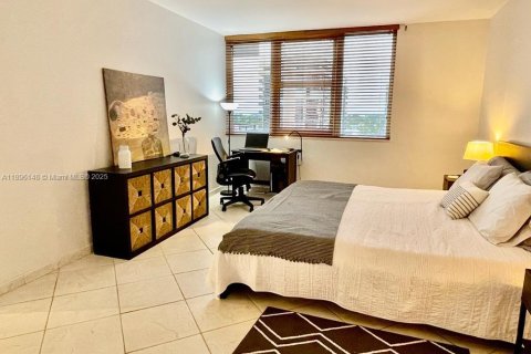 Снять в аренду кондоминиум в Халландейл-Бич, Флорида 1 спальня, 83.24м2, № 1950392 - фото 5