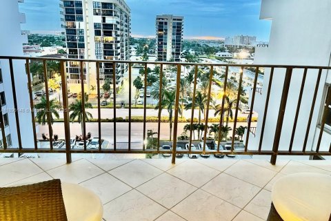 Снять в аренду кондоминиум в Халландейл-Бич, Флорида 1 спальня, 83.24м2, № 1950392 - фото 2