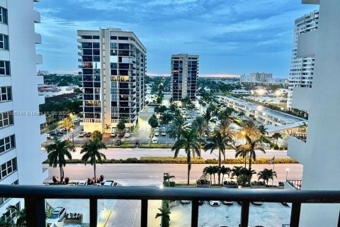 Снять в аренду кондоминиум в Халландейл-Бич, Флорида 1 спальня, 83.24м2, № 1950392 - фото 1
