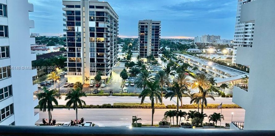 Кондоминиум с 1 спальней в Халландейл-Бич, Флорида № 1950392