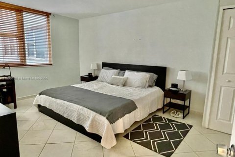 Снять в аренду кондоминиум в Халландейл-Бич, Флорида 1 спальня, 83.24м2, № 1950392 - фото 6