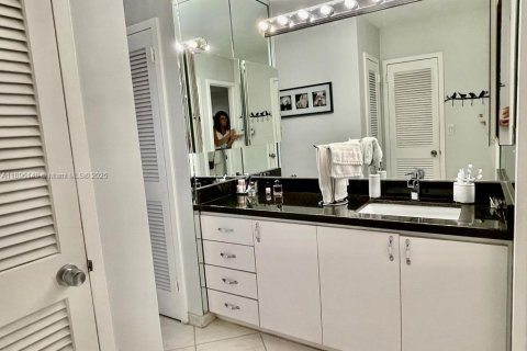 Снять в аренду кондоминиум в Халландейл-Бич, Флорида 1 спальня, 83.24м2, № 1950392 - фото 4