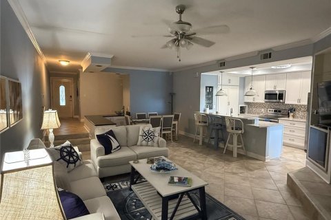 Condo in Tierra Verde, Florida, 2 bedrooms  № 1918742 - photo 11