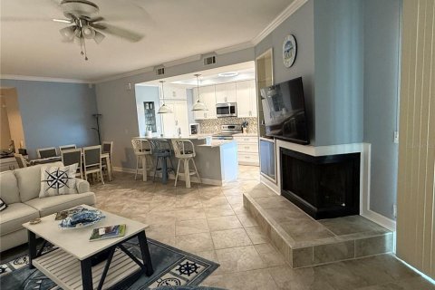 Condo in Tierra Verde, Florida, 2 bedrooms  № 1918742 - photo 12