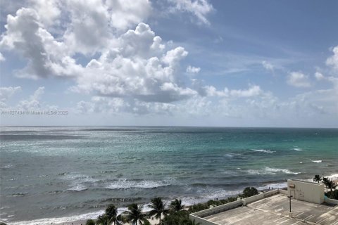 Condominio en alquiler en Hollywood, Florida, 1 dormitorio, 81.2 m2 № 1978602 - foto 2