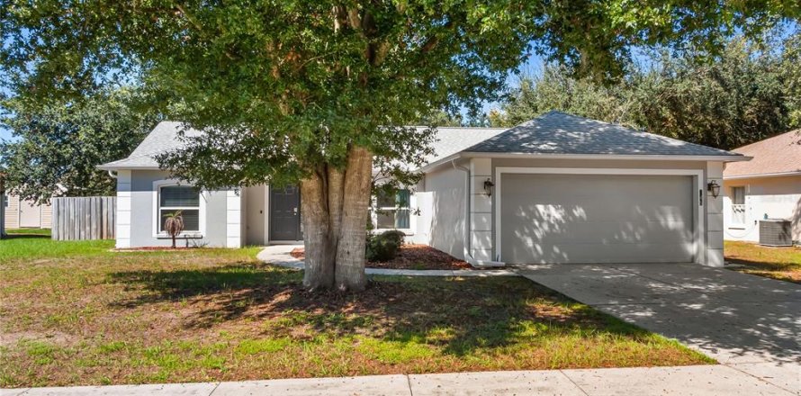 House in Minneola, Florida 3 bedrooms, 150.59 sq.m. № 2419606