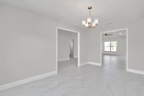 House in Sebastian, Florida 4 bedrooms, 196.02 sq.m. № 2185177 - photo 10