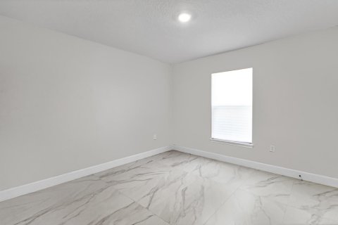 House in Sebastian, Florida 4 bedrooms, 196.02 sq.m. № 2185177 - photo 15