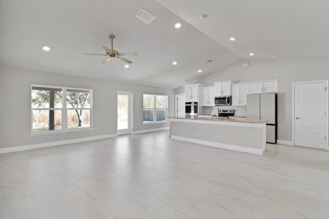 House in Sebastian, Florida 4 bedrooms, 196.02 sq.m. № 2185177 - photo 4