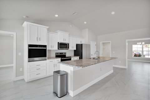 House in Sebastian, Florida 4 bedrooms, 196.02 sq.m. № 2185177 - photo 6