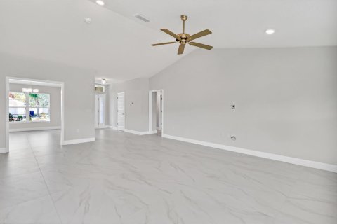 House in Sebastian, Florida 4 bedrooms, 196.02 sq.m. № 2185177 - photo 5