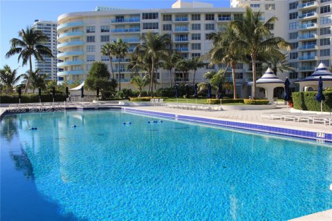 Condo in Miami Beach, Florida, 1 bedroom  № 1988567 - photo 26