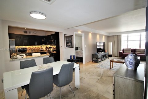 Condo in Miami Beach, Florida, 1 bedroom  № 1988567 - photo 17