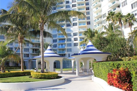 Condo in Miami Beach, Florida, 1 bedroom  № 1988567 - photo 29
