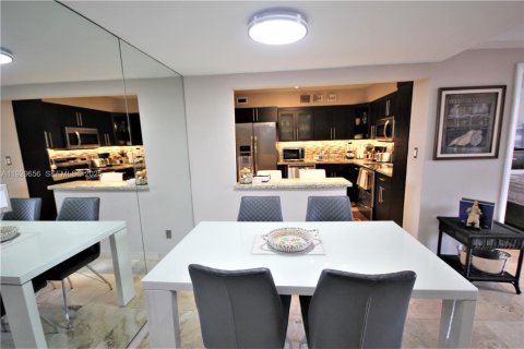 Condo in Miami Beach, Florida, 1 bedroom  № 1988567 - photo 4