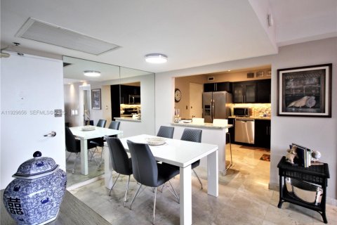 Condo in Miami Beach, Florida, 1 bedroom  № 1988567 - photo 19