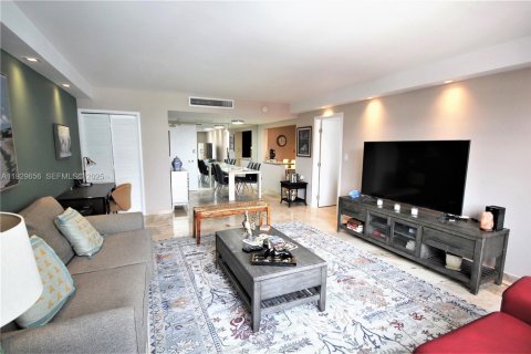 Condo in Miami Beach, Florida, 1 bedroom  № 1988567 - photo 8