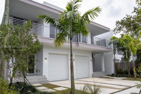 Купить таунхаус в Майами, Флорида 3 спальни, № 2057073 - фото 2