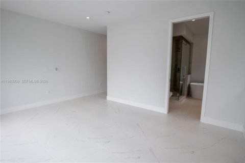 Купить таунхаус в Майами, Флорида 3 спальни, № 2057073 - фото 16