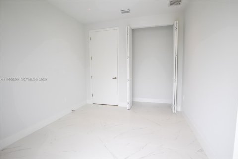 Купить таунхаус в Майами, Флорида 3 спальни, № 2057073 - фото 11