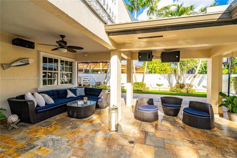 House in Hialeah Gardens, Florida 4 bedrooms, 361.58 sq.m. № 1930438 - photo 8
