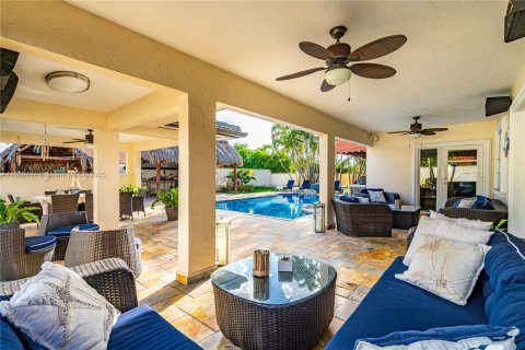 House in Hialeah Gardens, Florida 4 bedrooms, 361.58 sq.m. № 1930438 - photo 5