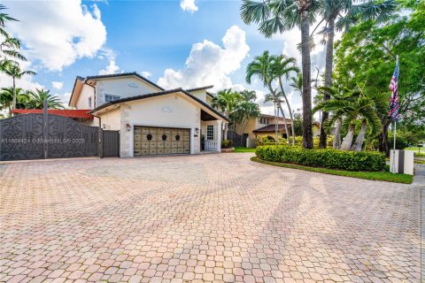 House in Hialeah Gardens, Florida 4 bedrooms, 361.58 sq.m. № 1930438 - photo 2