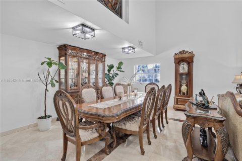 House in Hialeah Gardens, Florida 4 bedrooms, 361.58 sq.m. № 1930438 - photo 26