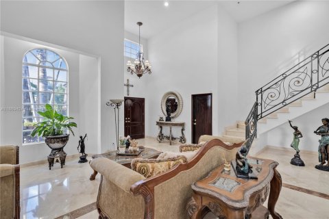 House in Hialeah Gardens, Florida 4 bedrooms, 361.58 sq.m. № 1930438 - photo 25